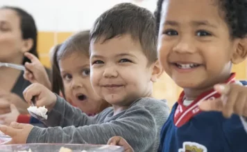 Crianças fazem lanche em creche de São José, ilustrando a oferta de vaga nas creches do município.