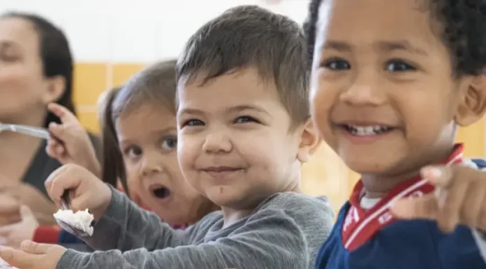 São José abre solicitações de vaga para creches e pré-escolas Crianças fazem lanche em creche de São José, ilustrando a oferta de vaga nas creches do município.