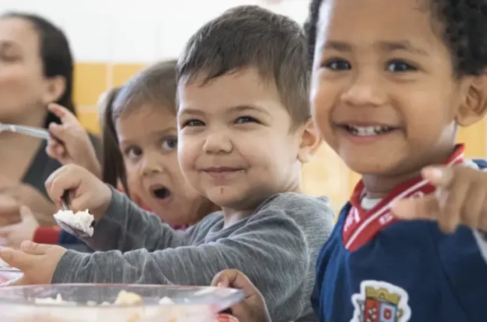 Crianças fazem lanche em creche de São José, ilustrando a oferta de vaga nas creches do município.