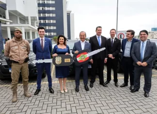 Governo investe R$ 23 milhões em equipamentos para a Polícia Civil e anuncia 26 novas delegacias voltadas à mulher Governador e vice-governadora posam com uma chave simbólica que representa a entrega de novas viaturas para reforçar a estrutura da Polícia Civil.