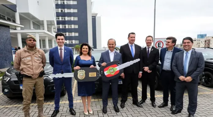 Governo investe R$ 23 milhões em equipamentos para a Polícia Civil e anuncia 26 novas delegacias voltadas à mulher Governador e vice-governadora posam com uma chave simbólica que representa a entrega de novas viaturas para reforçar a estrutura da Polícia Civil.