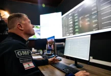 Florianópolis amplia videomonitoramento com câmeras inteligentes e reconhecimento facial Agente da Guarda Municipal de Florianópolis monitora imagens da cidade em tempo real na central de videomonitoramento, demonstrando o uso de câmeras com tecnologia de reconhecimento facial para reforçar a segurança pública.