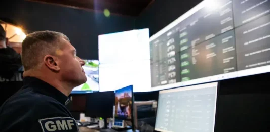 Florianópolis amplia videomonitoramento com câmeras inteligentes e reconhecimento facial Agente da Guarda Municipal de Florianópolis monitora imagens da cidade em tempo real na central de videomonitoramento, demonstrando o uso de câmeras com tecnologia de reconhecimento facial para reforçar a segurança pública.