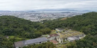 Estação de tratamento de água da CASAN, ilustrando a redução do abastecimento de água na Grande Florianópolis devido às chuvas.