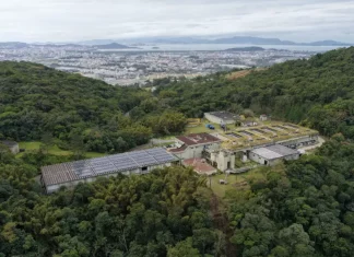 Estação de tratamento de água da CASAN, ilustrando a redução do abastecimento de água na Grande Florianópolis devido às chuvas.