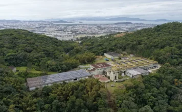 Abastecimento de água é reduzido na Grande Florianópolis devido às chuvas Estação de tratamento de água da CASAN, ilustrando a redução do abastecimento de água na Grande Florianópolis devido às chuvas.