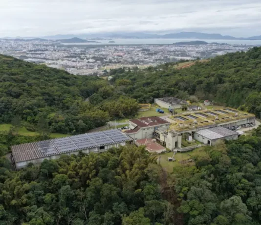 Estação de tratamento de água da CASAN, ilustrando a redução do abastecimento de água na Grande Florianópolis devido às chuvas.