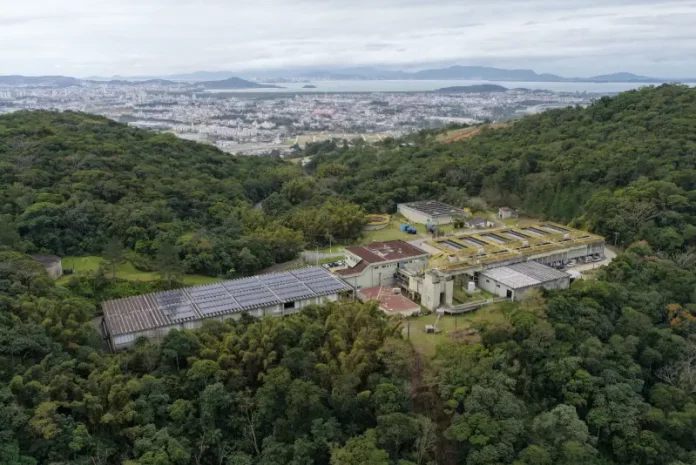 Estação de tratamento de água da CASAN, ilustrando a redução do abastecimento de água na Grande Florianópolis devido às chuvas.