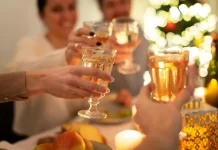 Confraternizações de fim de ano movimentam bares e restaurantes de Santa catarina Pessoas brindando com taças em confraternização, representando celebrações de fim de ano em bares e restaurantes.