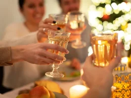 Pessoas brindando com taças em confraternização, representando celebrações de fim de ano em bares e restaurantes.