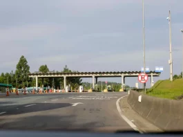 Autopista Planalto Sul terá nova tarifa de pedágio a partir de sexta (19) Imagem mostra uma praça de pedágio da Autopista Planalto Sul na BR-116, com cabines de cobrança, sinalização viária e pistas de acesso, ilustrando o local onde os motoristas realizam o pagamento da tarifa.