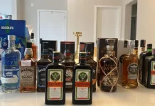 Polícia Civil investiga venda de bebidas adulteradas em Brusque via e-commerce A foto mostra litros de bebidas adulteradas apreendidos pela polícia durante ação