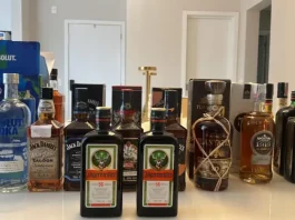 Polícia Civil investiga venda de bebidas adulteradas em Brusque via e-commerce A foto mostra litros de bebidas adulteradas apreendidos pela polícia durante ação