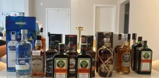 A foto mostra litros de bebidas adulteradas apreendidos pela polícia durante ação