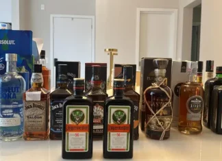 A foto mostra litros de bebidas adulteradas apreendidos pela polícia durante ação