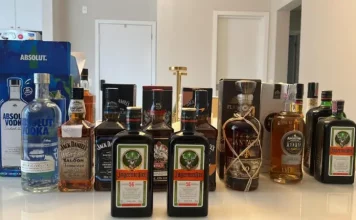 A foto mostra litros de bebidas adulteradas apreendidos pela polícia durante ação