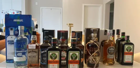A foto mostra litros de bebidas adulteradas apreendidos pela polícia durante ação