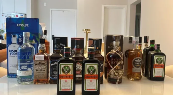 Polícia Civil investiga venda de bebidas adulteradas em Brusque via e-commerce A foto mostra litros de bebidas adulteradas apreendidos pela polícia durante ação