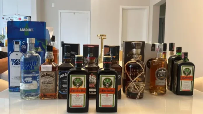 A foto mostra litros de bebidas adulteradas apreendidos pela polícia durante ação