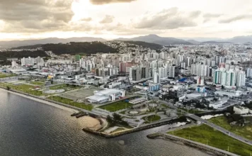 Beira-Mar de São José, mostrando a orla que será revitalizada com novos projetos como Complexo Náutico, Mercado Público e Estação E-Hurb.