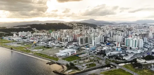 Beira-Mar de São José, mostrando a orla que será revitalizada com novos projetos como Complexo Náutico, Mercado Público e Estação E-Hurb.