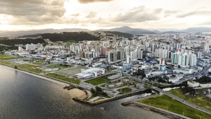 Beira-Mar de São José, mostrando a orla que será revitalizada com novos projetos como Complexo Náutico, Mercado Público e Estação E-Hurb.
