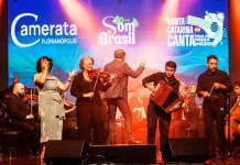 Integrantes da Camerata Florianópolis em apresentação do espetáculo "Som Brasil"