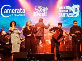 Integrantes da Camerata Florianópolis em apresentação do espetáculo "Som Brasil"