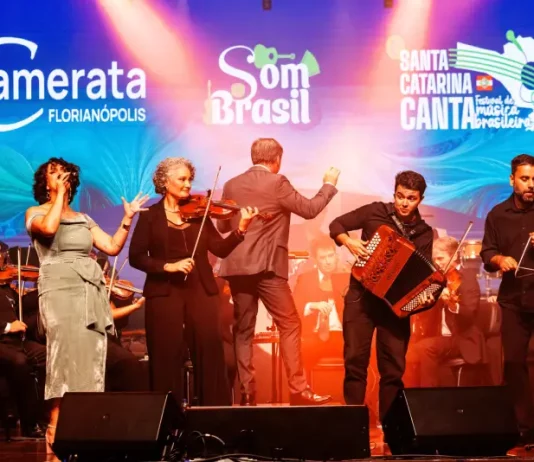 Camerata Florianópolis encerra o ano com espetáculo gratuito “Som Brasil” no Trapiche da Beira-Mar Integrantes da Camerata Florianópolis em apresentação do espetáculo "Som Brasil"