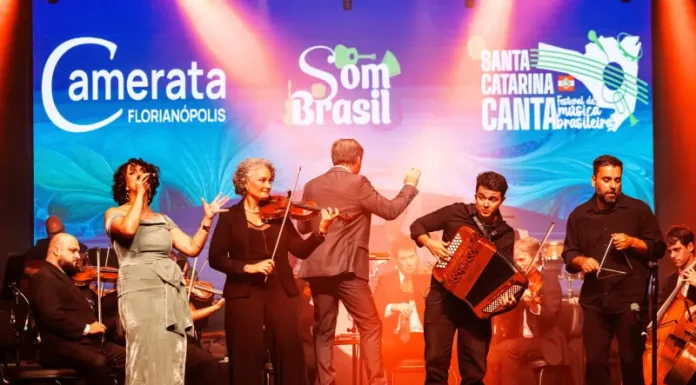 Integrantes da Camerata Florianópolis em apresentação do espetáculo "Som Brasil"