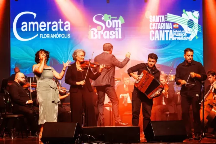 Camerata Florianópolis Integrantes da Camerata Florianópolis em apresentação do espetáculo