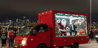 Caminhão vitrine do evento Natal de Todos circula pelas ruas de São José exibindo Papai Noel e um violinista em apresentação ao vivo, com a finalidade de levar música e clima natalino aos bairros.