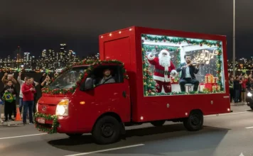 Natal de Todos leva música e atrações aos bairros de São José Caminhão vitrine do evento Natal de Todos circula pelas ruas de São José exibindo Papai Noel e um violinista em apresentação ao vivo, com a finalidade de levar música e clima natalino aos bairros.