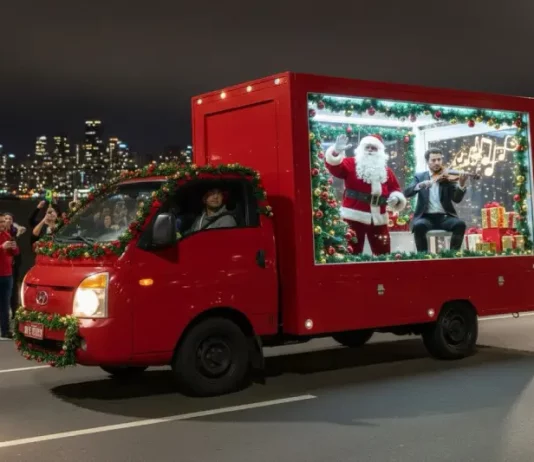 Natal de Todos leva música e atrações aos bairros de São José Caminhão vitrine do evento Natal de Todos circula pelas ruas de São José exibindo Papai Noel e um violinista em apresentação ao vivo, com a finalidade de levar música e clima natalino aos bairros.