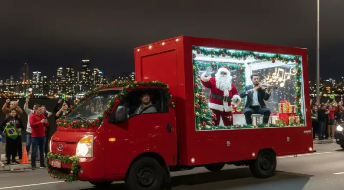 Natal de Todos leva música e atrações aos bairros de São José Caminhão vitrine do evento Natal de Todos circula pelas ruas de São José exibindo Papai Noel e um violinista em apresentação ao vivo, com a finalidade de levar música e clima natalino aos bairros.