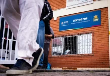 Prefeitura de São José é condenada a pagar indenizações por abordagem abusiva da Guarda Municipal A imagem mostra a entrada do Centro POP de São José, com pessoas circulando diante da unidade. A foto ilustra o local citado na decisão judicial sobre a abordagem da Guarda Municipal e representa o ambiente onde o atendimento à população em situação de rua ocorre.