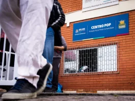 A imagem mostra a entrada do Centro POP de São José, com pessoas circulando diante da unidade. A foto ilustra o local citado na decisão judicial sobre a abordagem da Guarda Municipal e representa o ambiente onde o atendimento à população em situação de rua ocorre.