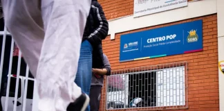 A imagem mostra a entrada do Centro POP de São José, com pessoas circulando diante da unidade. A foto ilustra o local citado na decisão judicial sobre a abordagem da Guarda Municipal e representa o ambiente onde o atendimento à população em situação de rua ocorre.