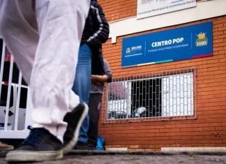 A imagem mostra a entrada do Centro POP de São José, com pessoas circulando diante da unidade. A foto ilustra o local citado na decisão judicial sobre a abordagem da Guarda Municipal e representa o ambiente onde o atendimento à população em situação de rua ocorre.