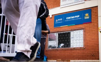 A imagem mostra a entrada do Centro POP de São José, com pessoas circulando diante da unidade. A foto ilustra o local citado na decisão judicial sobre a abordagem da Guarda Municipal e representa o ambiente onde o atendimento à população em situação de rua ocorre.