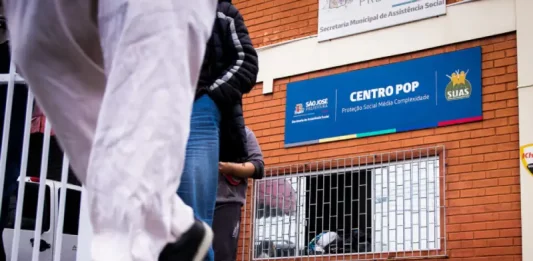 Prefeitura de São José é condenada a pagar indenizações por abordagem abusiva da Guarda Municipal A imagem mostra a entrada do Centro POP de São José, com pessoas circulando diante da unidade. A foto ilustra o local citado na decisão judicial sobre a abordagem da Guarda Municipal e representa o ambiente onde o atendimento à população em situação de rua ocorre.