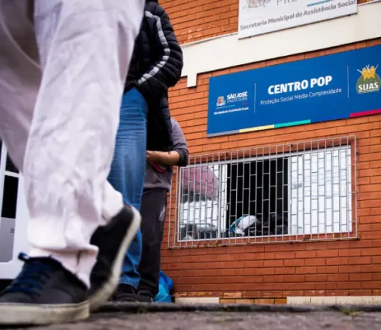 Prefeitura de São José é condenada a pagar indenizações por abordagem abusiva da Guarda Municipal A imagem mostra a entrada do Centro POP de São José, com pessoas circulando diante da unidade. A foto ilustra o local citado na decisão judicial sobre a abordagem da Guarda Municipal e representa o ambiente onde o atendimento à população em situação de rua ocorre.