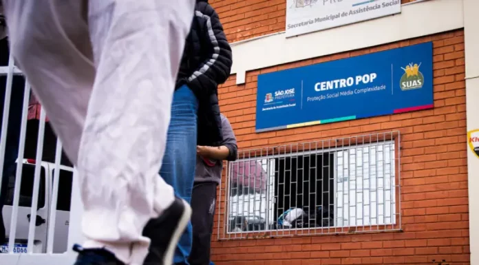 Prefeitura de São José é condenada a pagar indenizações por abordagem abusiva da Guarda Municipal A imagem mostra a entrada do Centro POP de São José, com pessoas circulando diante da unidade. A foto ilustra o local citado na decisão judicial sobre a abordagem da Guarda Municipal e representa o ambiente onde o atendimento à população em situação de rua ocorre.