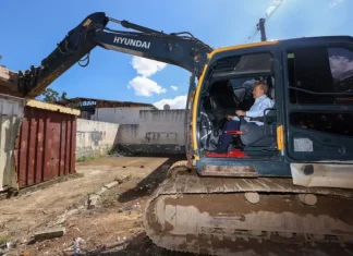 Governo dá início à demolição do Complexo Penitenciário da Agronômica, em Florianópolis Governador Jorginho Mello ao volante de uma escavadeira durante o ato simbólico de demolição de estruturas do Complexo Penitenciário da Agronômica, em Florianópolis.