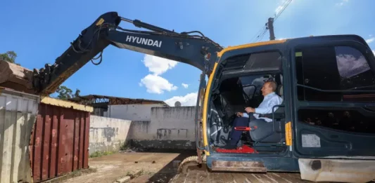 Governo dá início à demolição do Complexo Penitenciário da Agronômica, em Florianópolis Governador Jorginho Mello ao volante de uma escavadeira durante o ato simbólico de demolição de estruturas do Complexo Penitenciário da Agronômica, em Florianópolis.