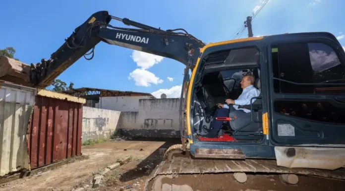 Governo dá início à demolição do Complexo Penitenciário da Agronômica, em Florianópolis Governador Jorginho Mello ao volante de uma escavadeira durante o ato simbólico de demolição de estruturas do Complexo Penitenciário da Agronômica, em Florianópolis.