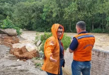Defesa Civil interdita prédio em São José após muro ceder com chuva Agentes da Defesa Civil inspecionam prédio em São José após o desabamento de um muro causado pela forte chuva.