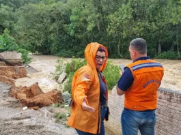 Defesa Civil interdita prédio em São José após muro ceder com chuva Agentes da Defesa Civil inspecionam prédio em São José após o desabamento de um muro causado pela forte chuva.