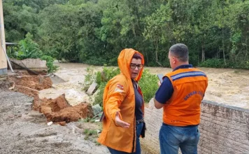 Defesa Civil interdita prédio em São José após muro ceder com chuva Agentes da Defesa Civil inspecionam prédio em São José após o desabamento de um muro causado pela forte chuva.