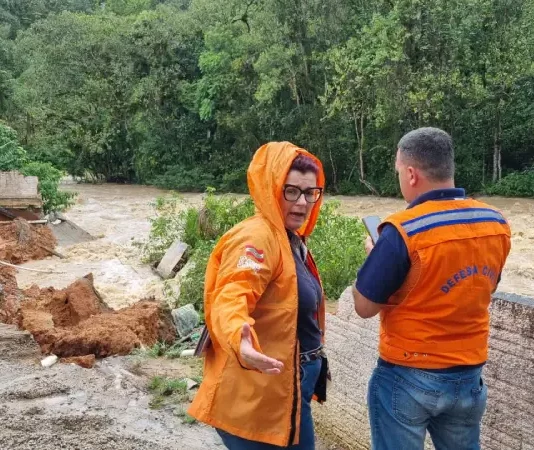 Defesa Civil interdita prédio em São José após muro ceder com chuva Agentes da Defesa Civil inspecionam prédio em São José após o desabamento de um muro causado pela forte chuva.